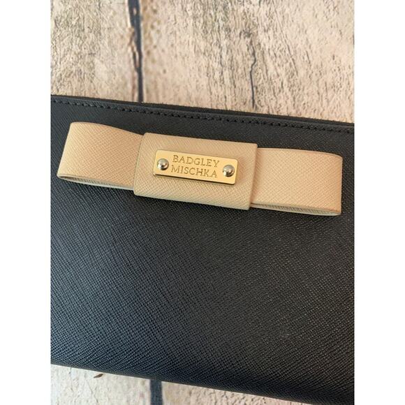 BADGLEY MISCHKA Women’s Black Tan Bow Wallet - Picture 2 of 8